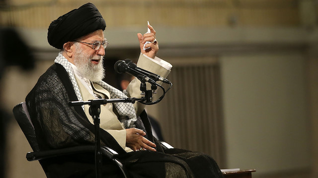 Hamaney ayrıca nükleer anlaşmayı ilk ihlal edenin İran ile müzakere talebinde bulunan ve bunun için aracı gönderen eski ABD Başkanı Barack Obama olduğunu savundu.