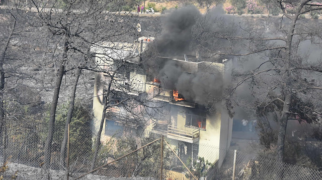 İzmir'de ormanlık alandaki yangın evlere sıçradı