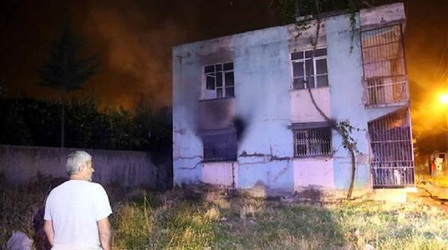 Yangında ev kullanılamaz hale geldi.
