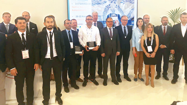 Ödülü Büyükşehir Belediyesi adına Türkiye İsveç Büyükelçisi Hakkı Emre Yunt Gaziulaş Genel Müdürü Recep Tokat’a verdi.