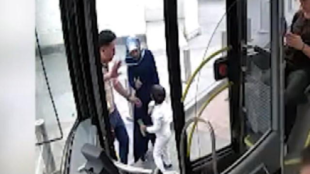Otobüste unutulan çocuğu ailesine teslim etti