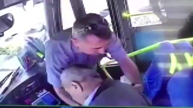 Kalp krizi geçiren sürücü ve yolcuların hayatını bekçi kurtardı