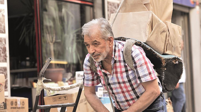 İbrahim Güleç, Cağaloğlu’nda 50 yıl boyunca hamallık yaparak ekmeğini kazandı.