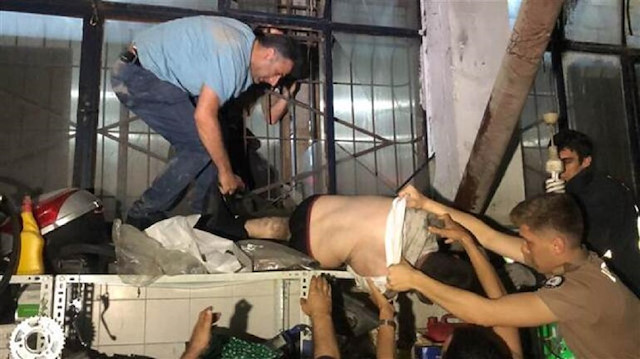 Pencerede asılı kalan hırsız