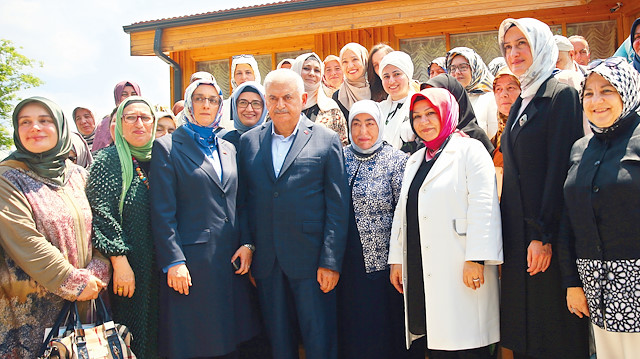 Kadın STK’larının temsilcileriyle bir araya gelen Binali Yıldırım, “ev kadınlarımızın evde ürettiği el emeği göz nuru ürünlerini İBB, pazarlamasını yapacak. Böylece kadınlarımız ev bütçesine katkı sağlayacak. Gençlerle ilgili de birçok vaadimiz var” dedi.