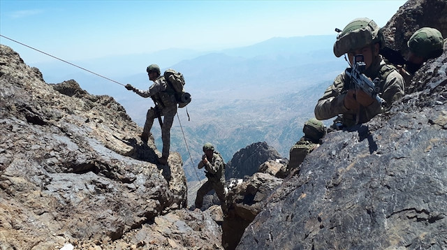 Pençe harekatına katılan askerler operasyonu devam ediyor.