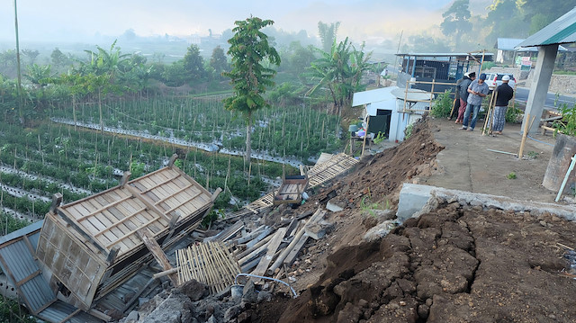 Endonezya'da 6 4 büyüklüğünde deprem