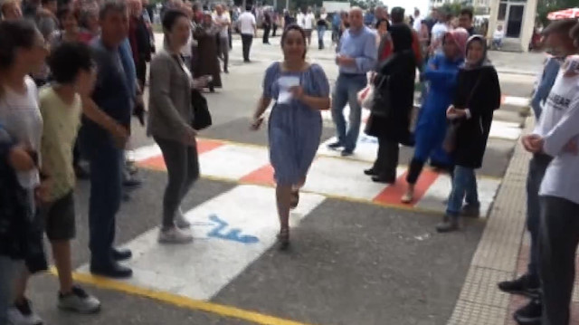 Sınav merkezine son saniye yetişen adaya alkışlı destek
