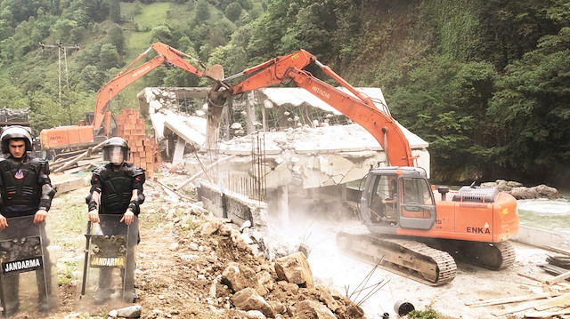 Kaçak yapıların 15 tanesi yıkıldı.