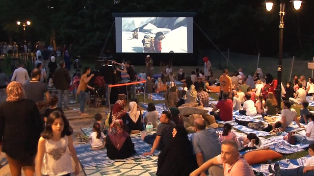 Millet bahçesinde açık hava sinema dönemi