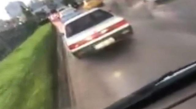 Ambulansa yol vermeyen sürücü kamerada