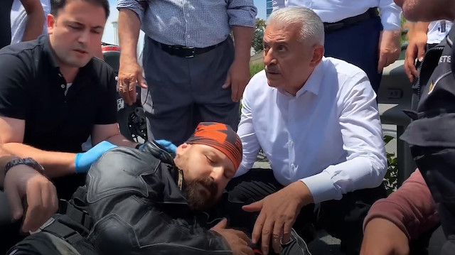 Kaza geçiren motosikletlinin yardımına Binali Yıldırım koştu