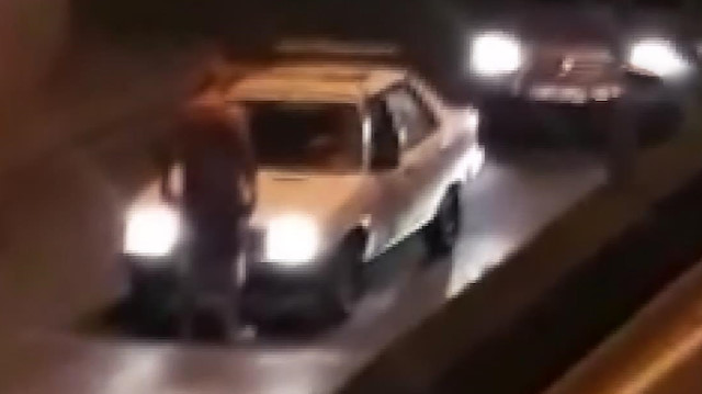 Psikolojik rahatsızlığı olan turist Antalyada yol kesti