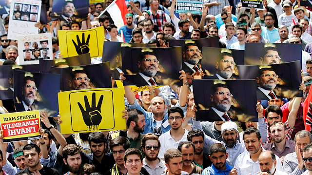 2013 yılında Mursi'nin alıkonulmasından sonra Türkiye'de günlerce protestolar düzenlenmişti.