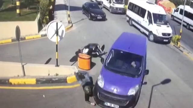 Motosikletli kurye sinyal vermeyen aracın altında kaldı