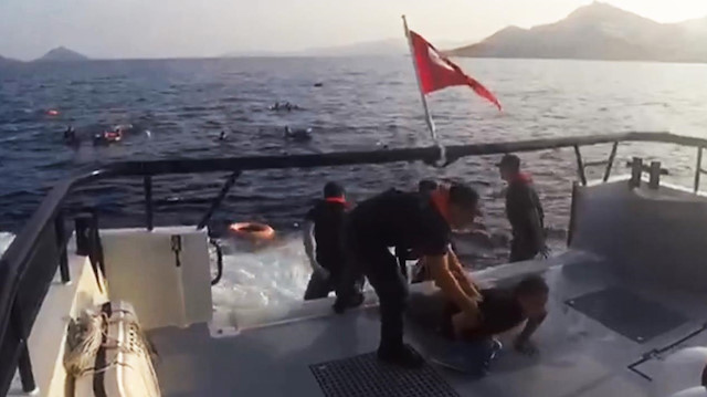 Bodrum'da mülteci teknesi battı: Kurtarılma anları kamerada