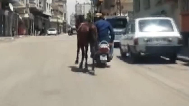 Motosiklet arkasında ipini tuttuğu atı kilometrelerce koşturdu