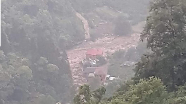 Bölgeye AFAD, itfaiye, belediye ve sağlık ekipleri sevk edildi.
