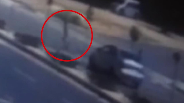 Parka gitmek isteyen çocuğa otomobilin çarpma anı
