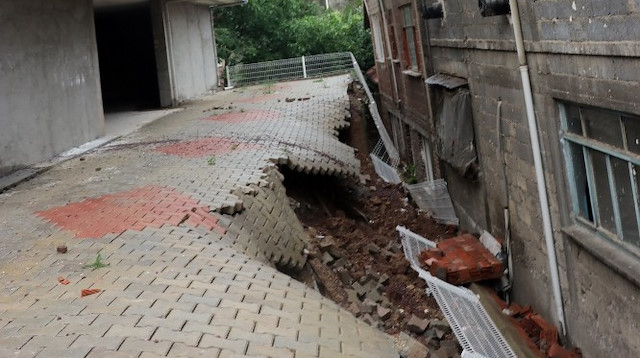 İstinat duvarı çöktü: 7 bina boşaltıldı