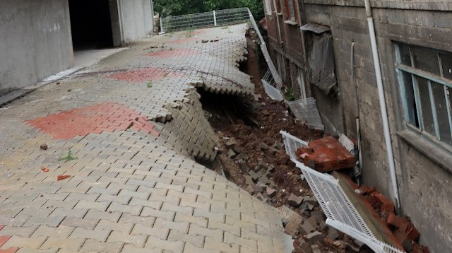 İhbar üzerine olay yerine çok sayıda itfaiye, AFAD ve polis ekipleri sevk edildi.