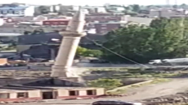 Karsta minarenin yıkılma anı kamerada