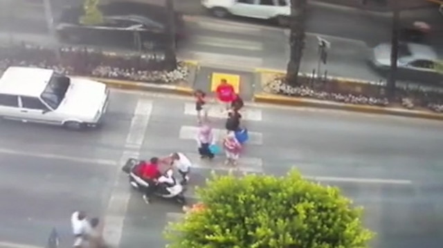 Turiste çarpan motorlu sürücü başka bir yayadan tokat yedi