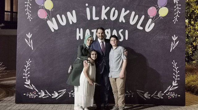 Hazine ve Maliye Bakanı Berat Albayrak kızının mezuniyet töreninde çekilen aile fotoğrafını sosyal medya hesabından paylaştı.
