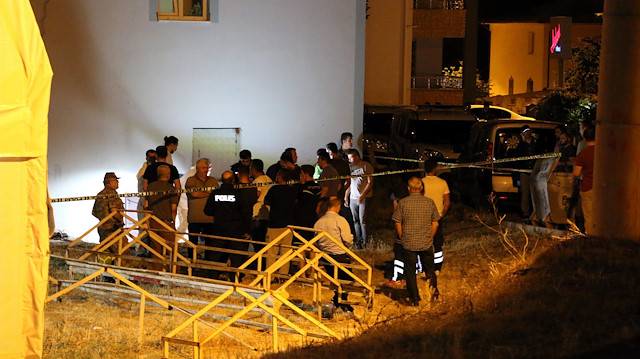 Olay yerine polislerin yanı sıra yüzbaşının arkadaşları da geldi.