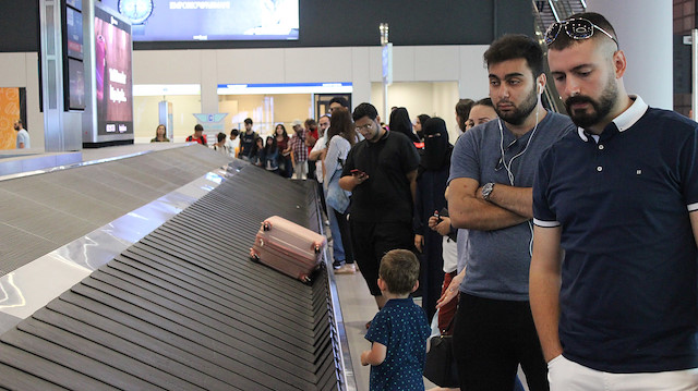 Vatandaşlar, uçak, otobüs, deniz otobüsü ve kendi araçlarıyla İstanbul'a gelmeye devam ediyor.