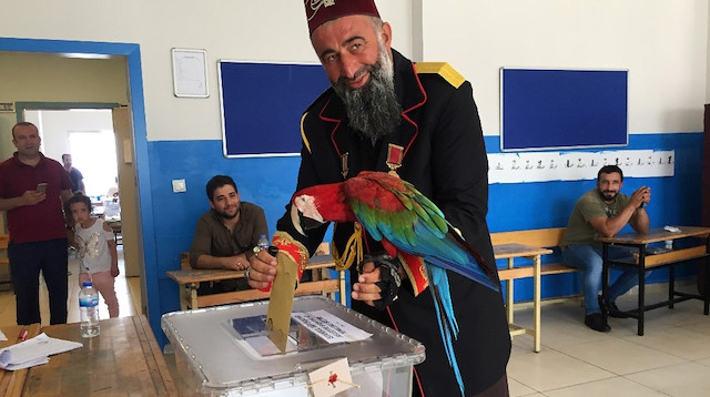 Papağanıyla oy vermeye gelen vatandaş ilgi odağı oldu