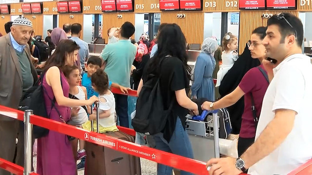 Oyunu kullanan vatandaşlar tatile gitmek için havalimanına akın etti