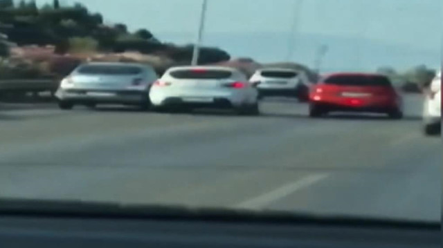 Direksiyonu tartıştığı sürücünün otomobiline doğru kırdı