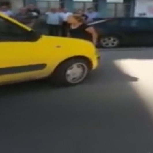 Taksi şoförü kadın sürücüye hakaret edip aracını üzerine sürdü