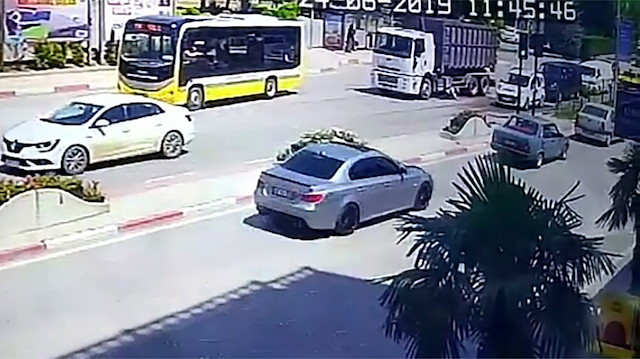 Yaşlı adam kamyonetin altında böyle kaldı