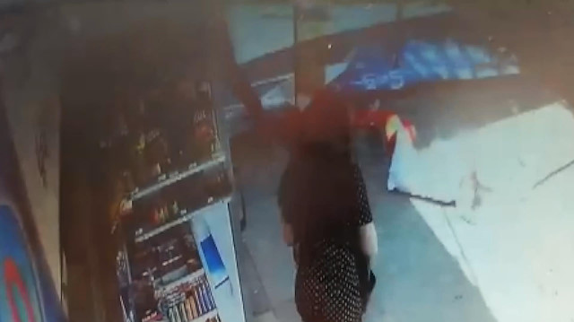 Üst geçitten kopan parça kadının üzerine böyle düştü
