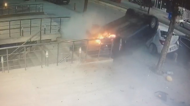 Üsküdar'da takla atan araç kaldırıma düştü.