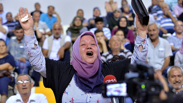Foto/arşiv: TOKİ kura çekilişinde ismi çıkan bir vatandaşın sevinci.