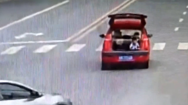 Arabanın bagajını açan çocuğun tehlikeli yolculuğu