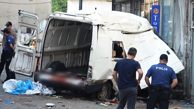 Göçmenleri taşıyan minibüs devrildi: 10 ölü