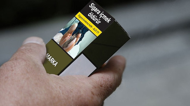 Sigarada tek tip paket uygulamasında pakette sadece marka ismi yer alıyor logo bulunmuyor.