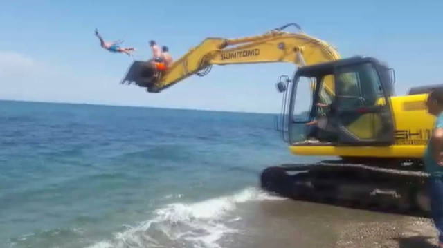 Gençlerin iş makinesiyle deniz keyfi kamerada