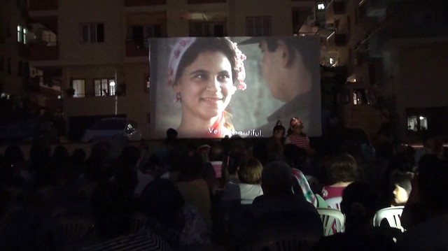 Açık havada aile boyu nostalji sinema keyfi