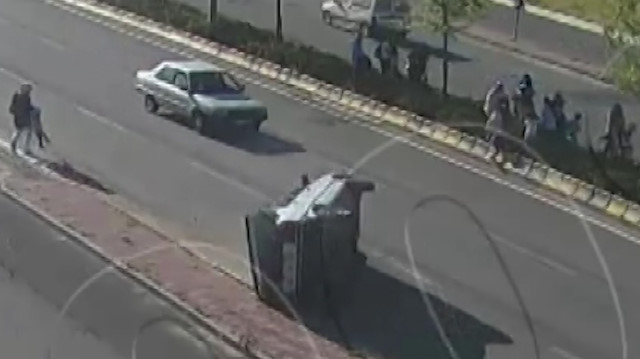 Yayalara çarpmamak için takla attı