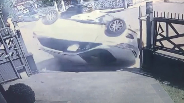 Kaza yapan otomobil böyle takla attı