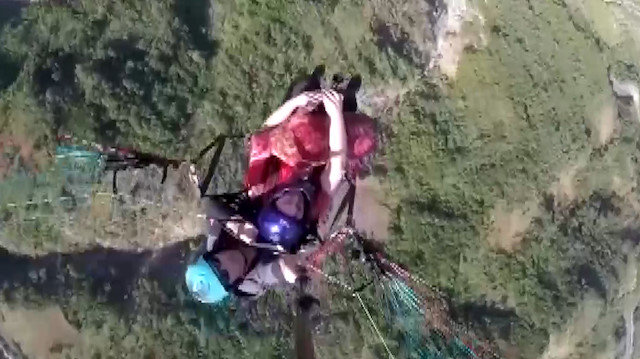 Paraşütle uçarken tulum çaldı