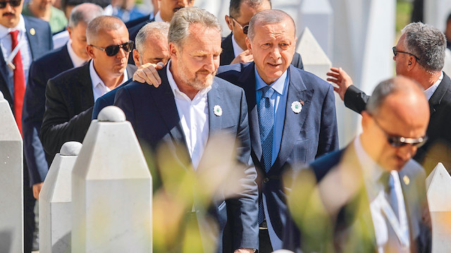  Cumhurbaşkanı Erdoğan, Bosna Hersek’in ilk Cumhurbaşkanı Aliya İzetbegoviç’in kabrinin de bulunduğu Kovaçi Şehitliği’ni ziyaret ederek dua etti. Erdoğan’a Bosna Hersek Devlet Başkanlığı Konsey üyesi Şefik Caferoviç, Halk Meclisi Başkanı Bakir İzetbegoviç ve Türk heyeti eşlik etti.