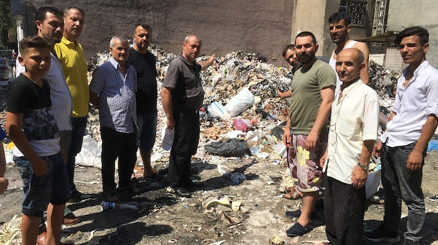Esnaf, çöplerin toplanmadığından isyan etti.