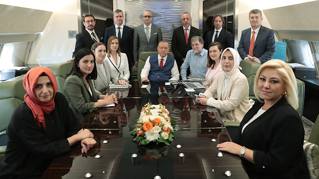 Cumhurbaşkanı Erdoğan, Bosna dönüşü uçakta aralarında Yeni Şafak Genel Yayın Yönetmeni İbrahim Karagül’ün de bulunduğu gazetecilerin sorularını cevapladı. Erdoğan, röportajında çok konuşulacak tarihi açıklamalarda bulundu