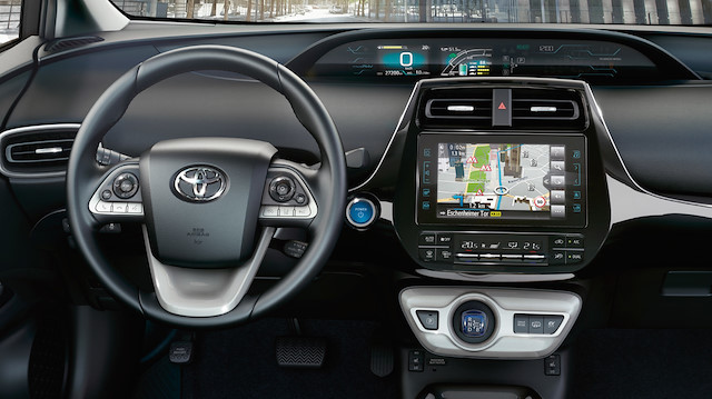 Toyota Prius'un ön paneli tamamen dijital göstergelerden oluşuyor.